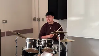 Daniel Würtz (Klasse 9c) spielt ein Schlagzeugsolo