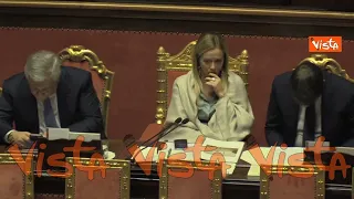 Meloni esce dal Senato e dimentica lo scialle sullo scranno