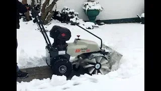 Akku-Power fegt den Schnee