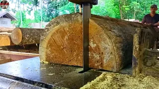 A large sawmill that is very nice and neat, the operator is very skillful when processing it.