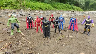 Mencari Mainan Thor, Ant Man, Black Panther, Hulk, Captain America, Iron Man di Pinggir Sungai