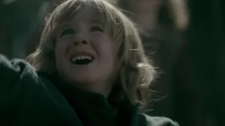 Vikings S04E05 Ivar the boneless wants to play and kills a kid.