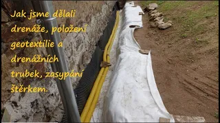 Jak jsme dělali drenáže, položení geotextilie a drenážních trubek, zasypání štěrkem.