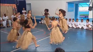 Apresentação das crianças do maculelê infantil show Itaquera