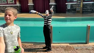 Funny & Entertaining Lynn The Mime at SeaWorld Orlando