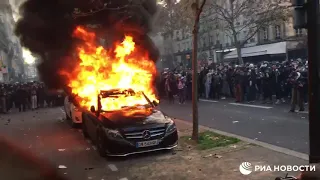 Париж в огне. Горящий мерседес