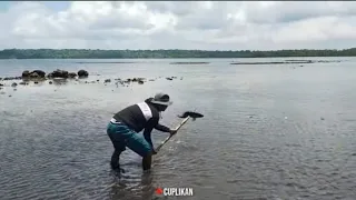 merombak karang besar yang menjadi sarang ikan