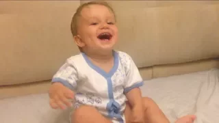 Смешное видео. Ребёнок хохочет лучше всех 😂👍