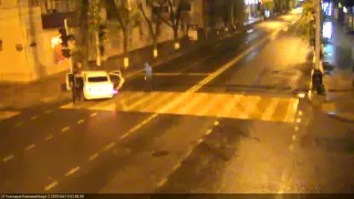 18 04 2015 В Краснодаре водитель «Тойоты» врезался в дерево на улице Красной