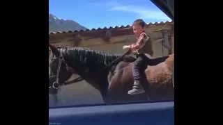 Юный карачаевец с молоду в седле 🐴