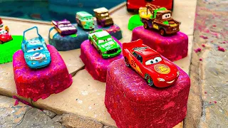 Cars minicars running down rainbow-colored stairs! Rolling and falling into the water!