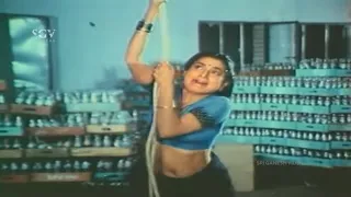 Ambarish Saves Lady Doctor from Sudheer | Anthintha Gandu Nanalla Kannada Movie Scene | Roopadevi