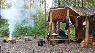 ЖИВЕМ С БАТЕЙ В ТАЙГЕ Ч.1 / "Карась" тащит! Лучшее блюдо из хариуса / Сплав по таежной реке