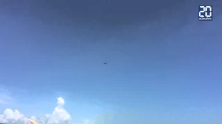 Un avion de chasse frôle des touristes sur une plage