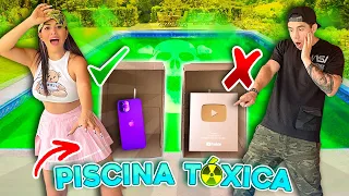 NO EMPUJES LA CAJA INCORRECTA A LA PISCINA TÓXICA DE SLIME 📦🤮 | Karla Bustillos