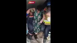 Рятувальники дістали жінку з-під завалів у Запоріжжі #shorts