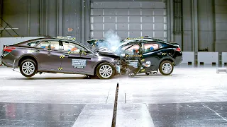 Crash Test SMALL vs. MIDSIZE Car - Toyota Yaris vs. Toyota Avalon