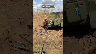 Pasukan Ukraina menghancurkan posisi pasukan Rusia #slavaukraini 🇺🇦⚡