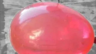 Globo de agua en camara lenta