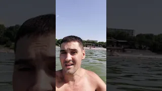 Решил поплавать в Азовском море, но не получилось.