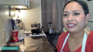 Vero Gómez preparando tamales