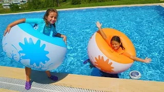 Masal and friends played in the pool with inflatable balls - funny kids video