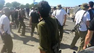 Israeli soldiers dance Psytrance :)