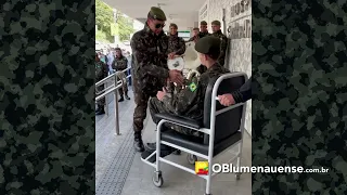 Soldado é surpreendido pela banda do exército ao sair de hospital em Blumenau