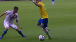 Lucas Paquetá inventa um drible e acaba tomando cartão amarelo. "O futebol está acabando"