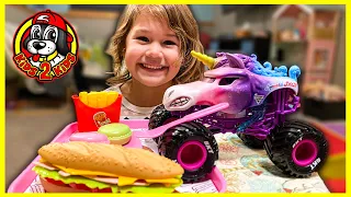 🦄Sparkle Smash Goes to Worst Restaurant EVER! 🍟 Father & Daughter Playing with Monster Jam Trucks