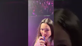 Olivia Rodrigo Brings Fan’s Phone ON STAGE at SOUR TOUR!