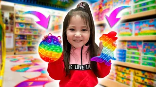 EM BUSCA DE POP IT NO SHOPPING!!! (FIDGET TOYS) | YU e Família