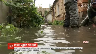 Потужна нічна злива: у Харкові рятувальники відкачують воду помпами