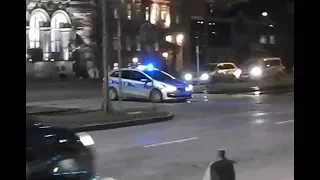 Na sygnałach radiowóz policji w centrum Gdańska. Alarmowy przejazd policjantów