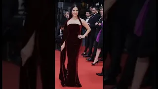 sunny leone looks stunning in shimmery dress