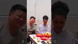 表弟今天带新过门的媳妇儿来认亲，姐姐炒了一大桌子菜来招待。