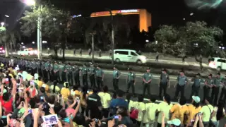 Pope Francis arrives in Manila, Philippines - Papal Motorcade Passing Along Roxas Blvd