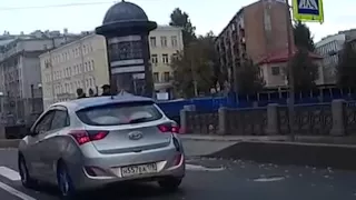 В Петербурге водитель сбросил не пропустившего его на «зебре» пешехода в канал