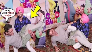 Akshay Kumar Falls On Floor At Good News Movie Promotion