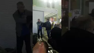 Разборка бомжей. ЖД вокзал, Москва.