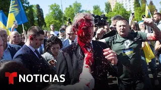 Manifestantes le lanzan pintura roja al embajador de Rusia en Polonia | Noticias Telemundo