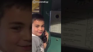 Современный мальчик против дискового телефона
