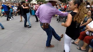 Omar y Flor bailando en la plaza