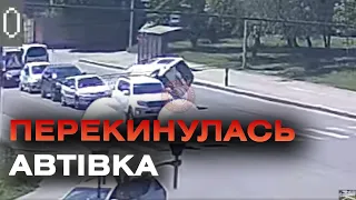 Перекинулась автівка: у Вінниці Volkswagen виїхав на зустрічну смугу та врізався в легковик