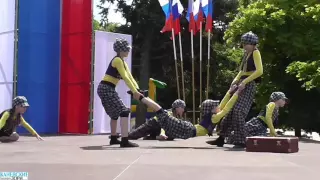Юные каневчанки танцуют чудесный танец  на концерте в честь Дня России