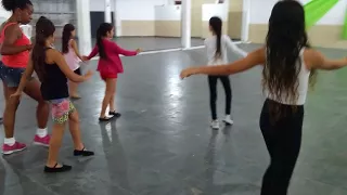 Aula de samba para as crianças em SJB