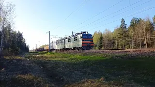 ВЛ80С-562 с грузовым поездом