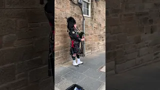 Happy birthday with bagpiper 🎂🏴󠁧󠁢󠁳󠁣󠁴󠁿🏴󠁧󠁢󠁳󠁣󠁴󠁿@Edinburgh castle