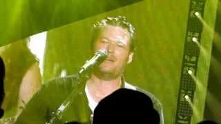 "Honey Bee" - Blake Shelton Live