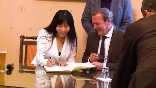 Gerhard Schröder und seine Gattin besuchen Wittenberge